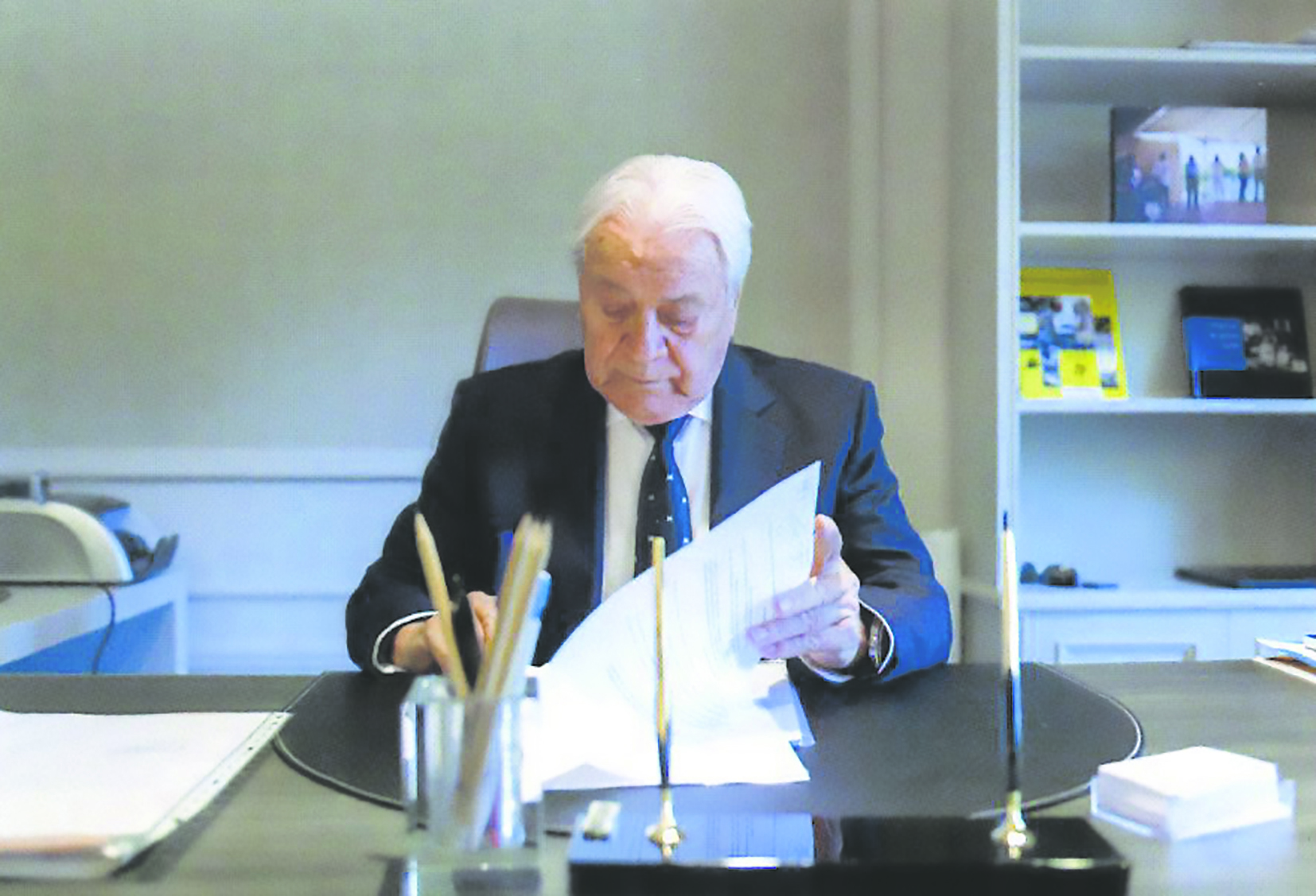 hombre en escritorio