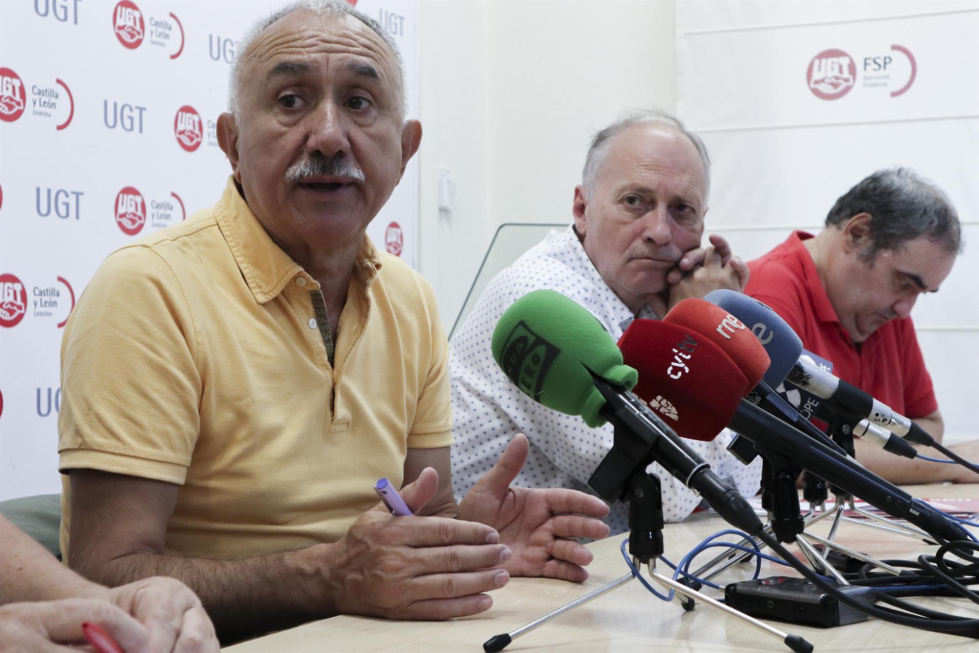 UGT pide la dimisión del consejero de Medio Ambiente por los incendios 1 El secretario general de UGT, Pepe Álvarez, valora este martes en Zamora, en rueda de prensa, la situación de los agentes medioambientales en la comunidad y la política forestal de la Junta, así como las propuestas que desde el sindicato se plantean para hacer frente a una realidad medioambiental que está costando vidas y arrasando miles de hectáreas de montes en la Comunidad. Le acompañan el secretario general de UGTCyL, Faustino Temprano, entre otros. EFE/Mariam A. Montesinos