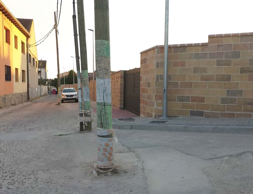 Postes instalados en Zamarramala para las obras en la calle Carretas. / EL ADELANTADO