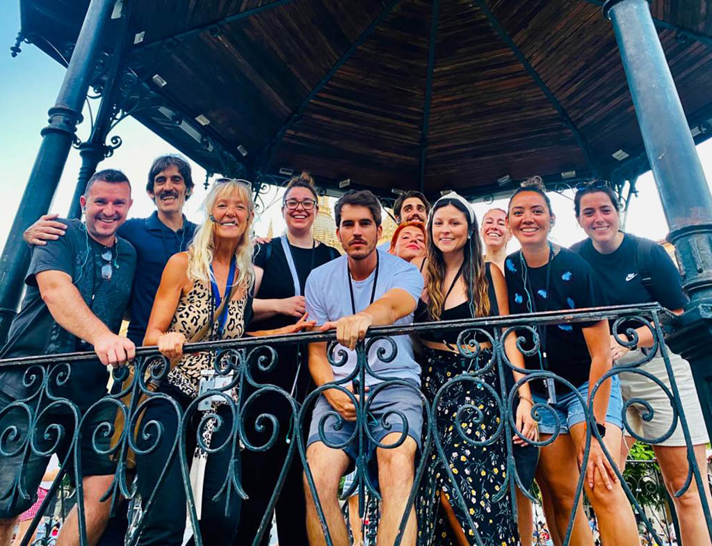 Componentes del rodaje de la serie 'Amar es para siempre', en la plaza Mayor de Segovia. / TURISMO SEGOVIA