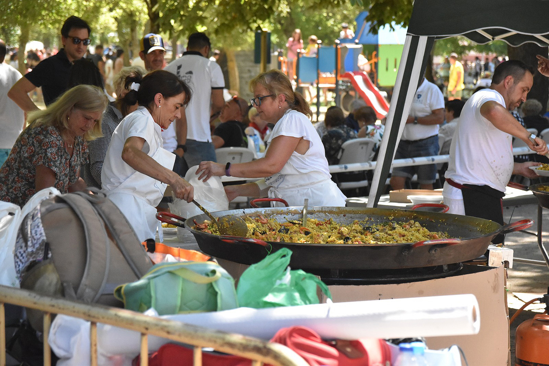 Preparando la paella en la Pradera de El Hospital. /F.S.V.