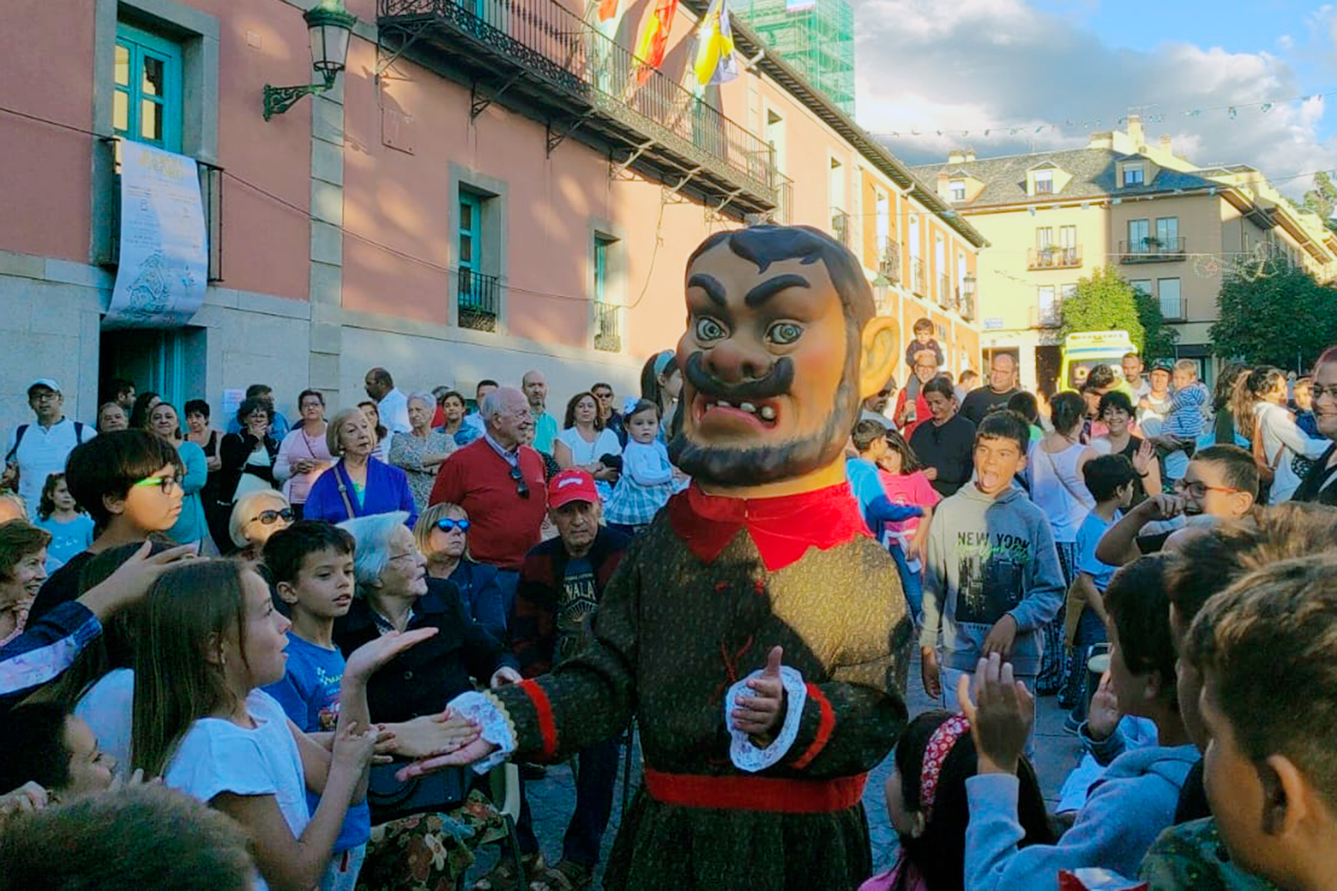 Los más pequeños conocieron esta semana a los cabezudos que corrían tras sus padres hace años. /FRANCISCO SÁNCHEZ VIRAZ