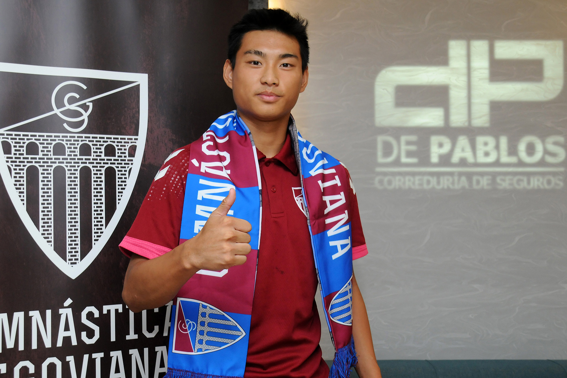 Linchao, con la bufanda de la Segoviana tras su presentación como jugador gimnástico./ JUAN MARTÍN-G. SEGOVIANA