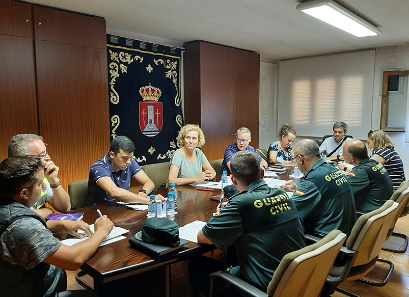 Reunión para ultimar las medidas de seguridad de las fiestas. /EA