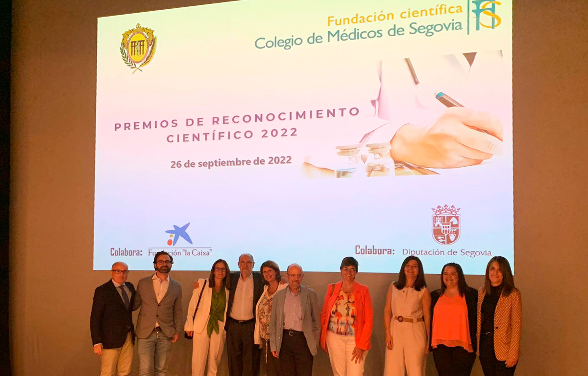 Algunos de los sanitarios galardonados, con los directivos del Colegio de Médicos de Segovia. / I. ORIA