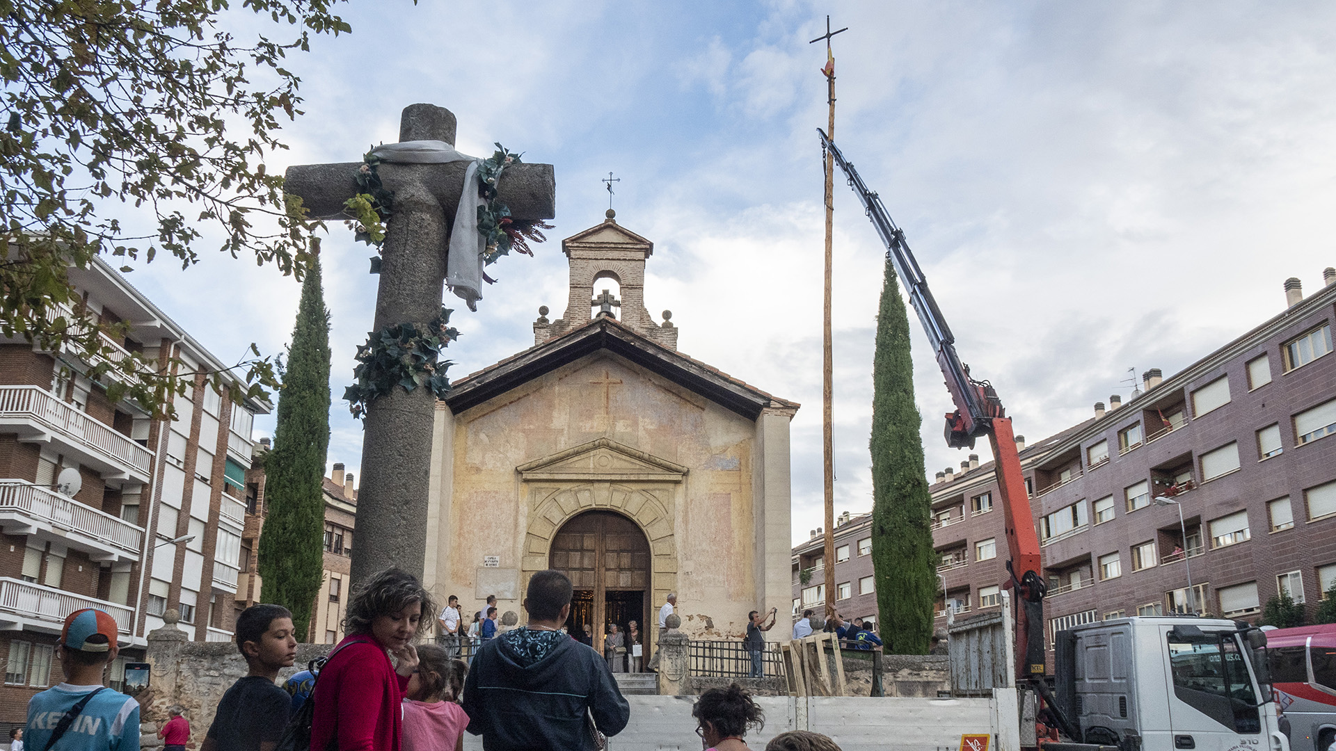 La plaza del Cristo del Mercado se llenó para ver la bajada./NEREA LLORENTE