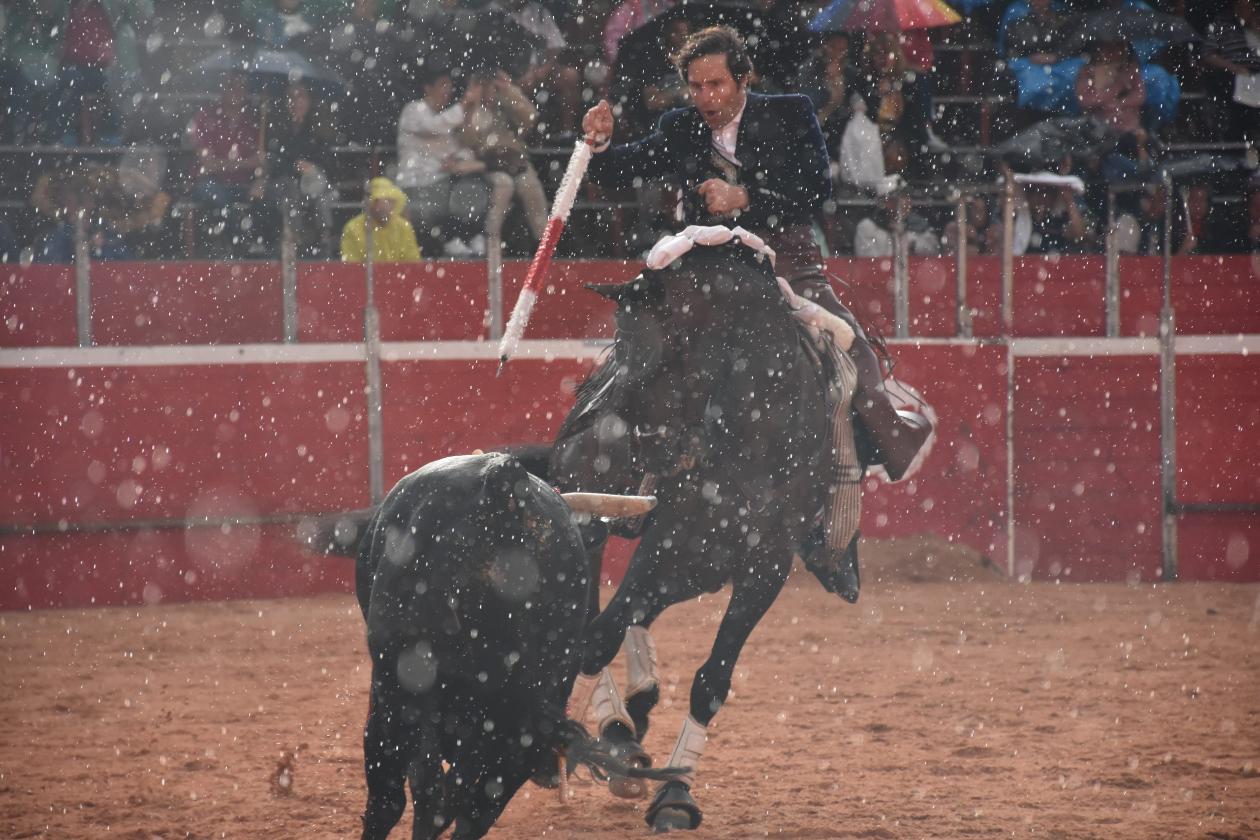 El rejoneador onubense Andrés Romero torea a caballo bajo la lluvia de Riaza. / A.M.
