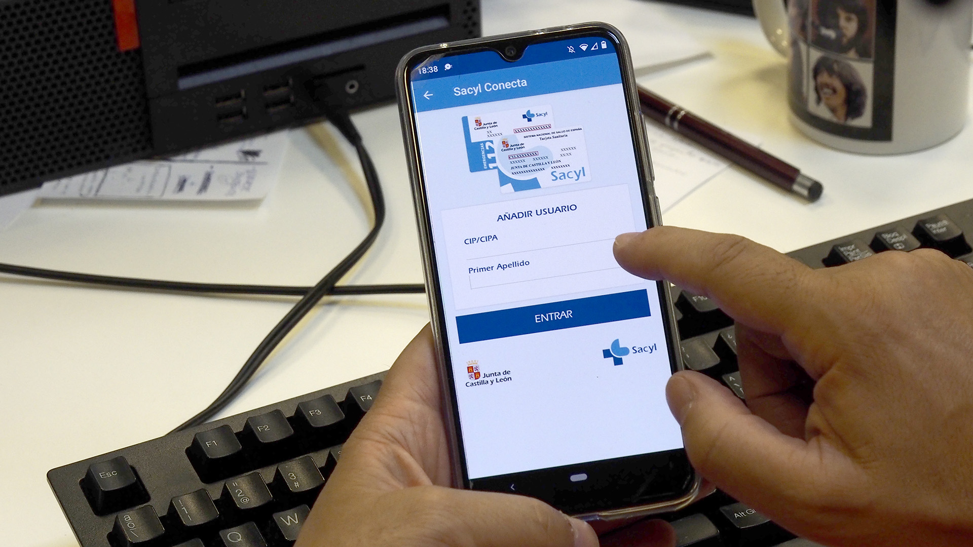 Un usuario utiliza la aplicación Sacyl Conecta para concertar una cita con profesionales de su centro de salud. /N. LLORENTE