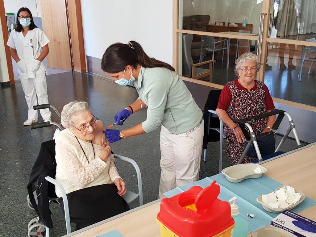 Ana Fernández, primera vacunada en la Residencia Mixta. / EL ADELANTADO