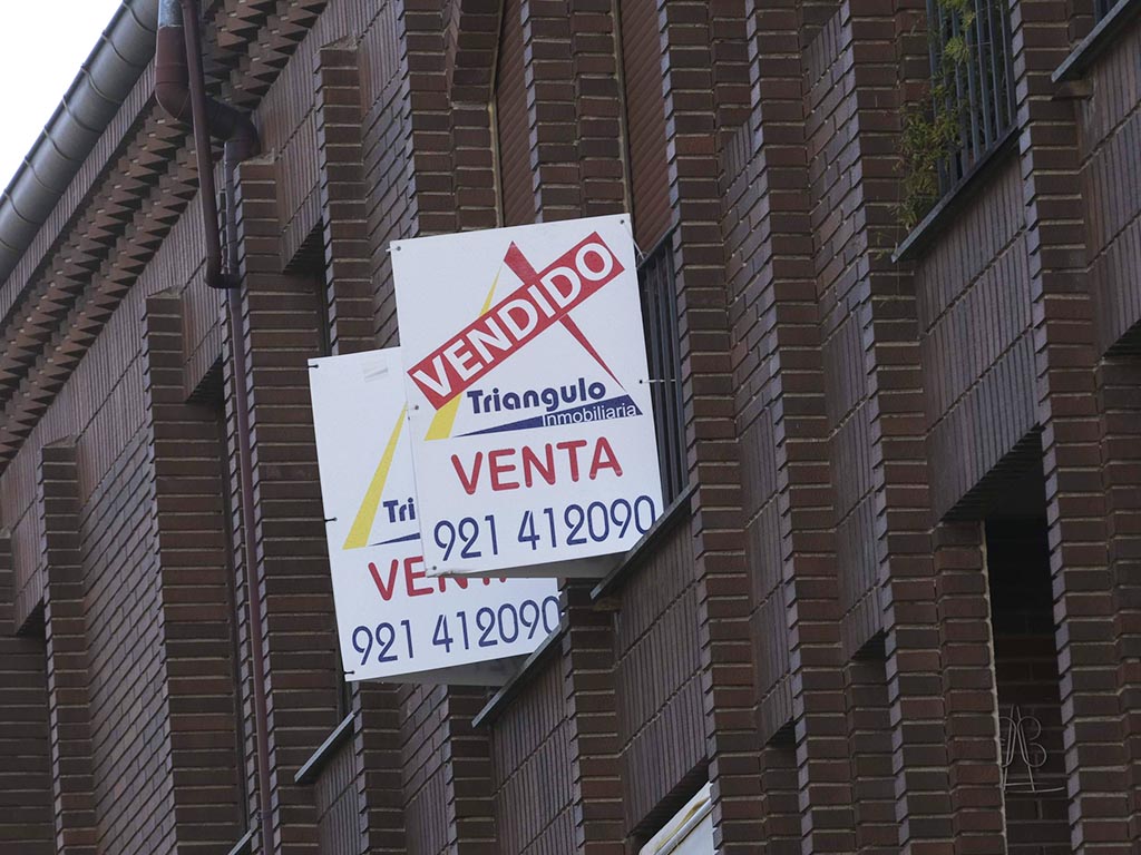 Cartel de venta de viviendas.