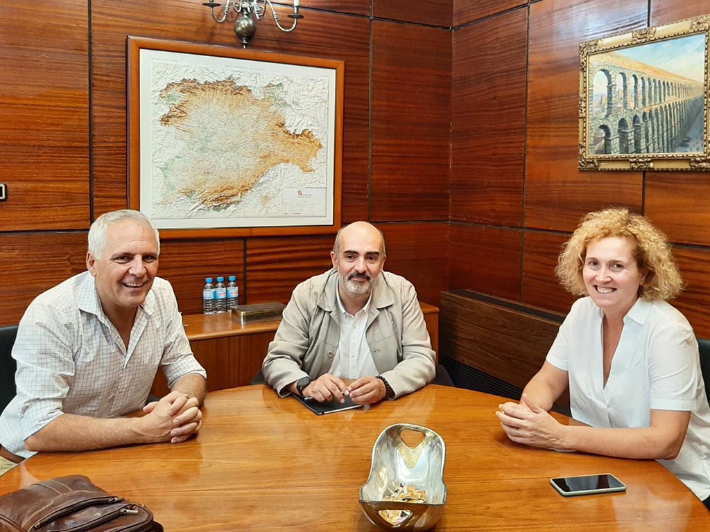 Los representantes de la Asociación para la Transición Energética, con la subdelegada del Gobierno, Lirio Martín. / EL ADELANTADO