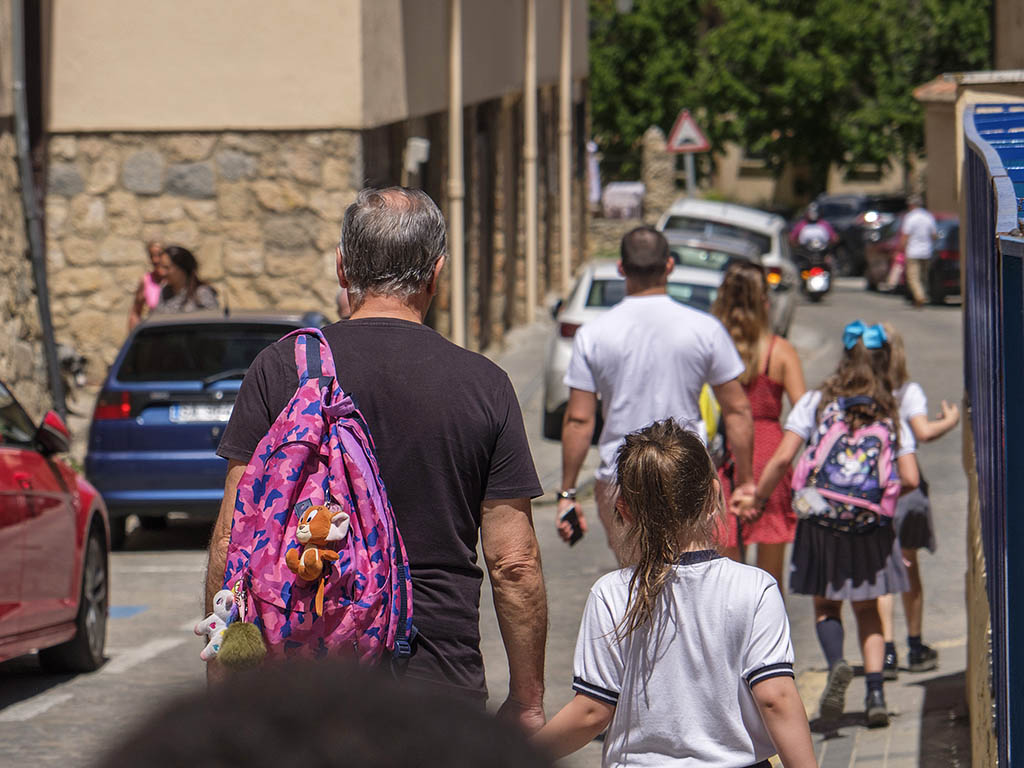 Entrada a un centro educativo de la provincia de Segovia. / KAMARERO