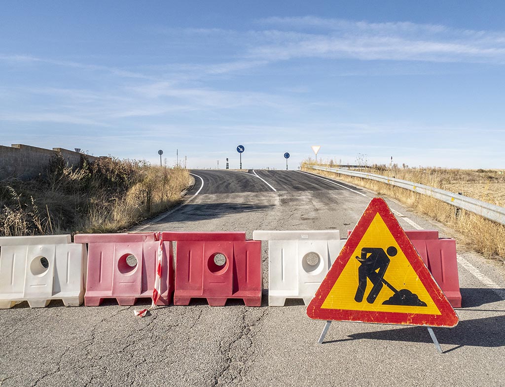 Foto de archivo. Obras de pintado y asfaltado en una carretera de la provincia. / KAMARERO