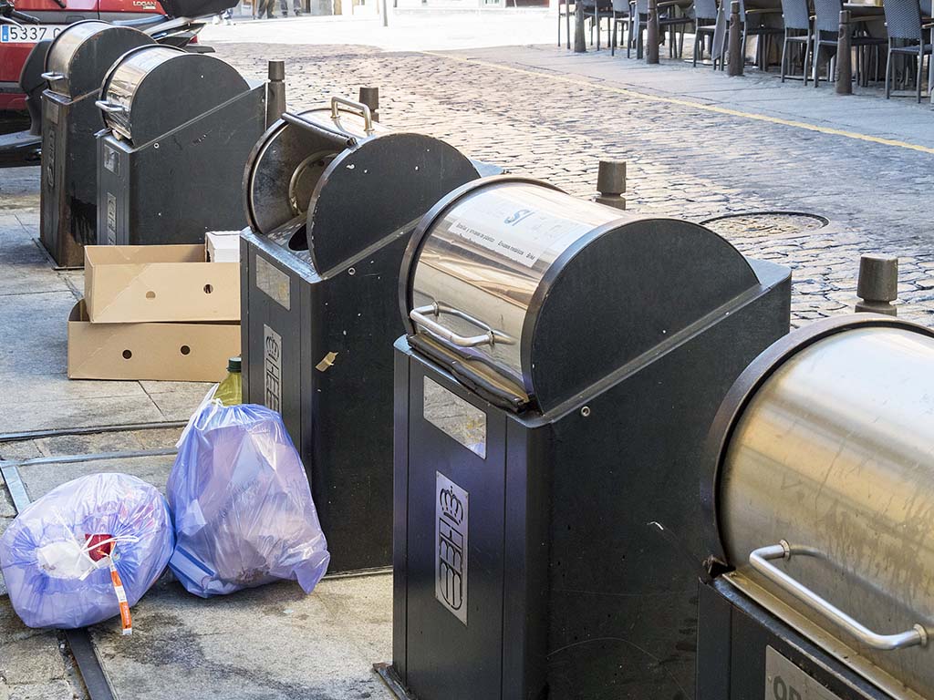 Contenedores en el centro de Segovia. / KAMARERO