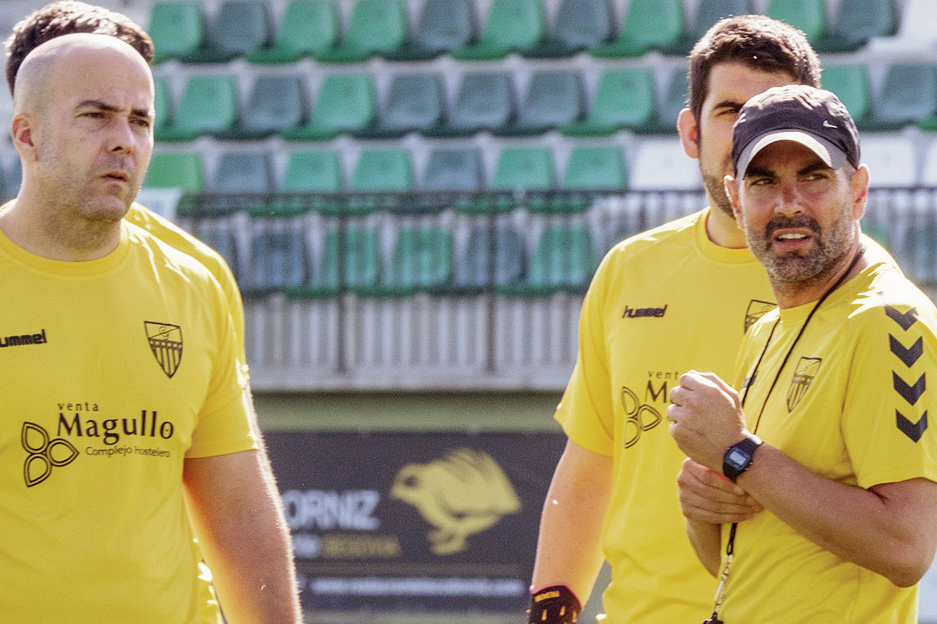 Nacho Gonzalo (i) y Ramsés Gil (d) miran a los jugadores en un momento de un entrenamiento de la Segoviana. / JUAN MARTÍN - GIMNÁSTICA SEGOVIANA