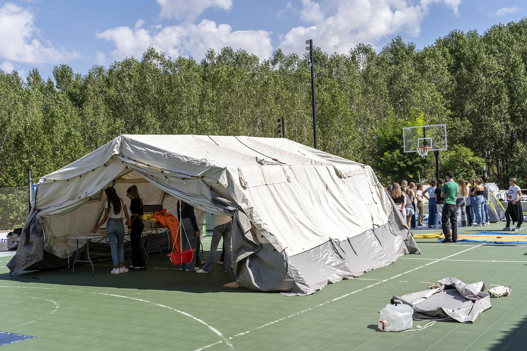 Alumnos de IE University recrean un campo de refugiados para comprender los retos de las crisis humanitarias y las claves de la cooperación 1 IE University Campo Refugiados RobertoArribas