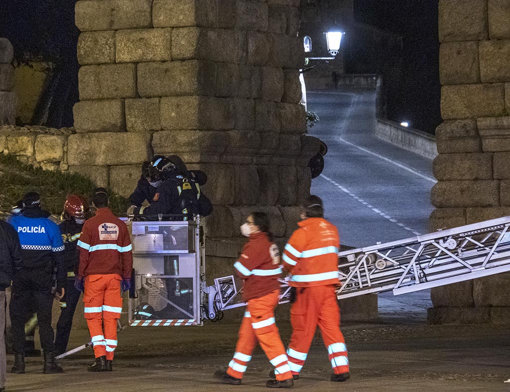 Bomberos, policias y servicios sanitarios prestan auxilio a una persona en el Acueducto. / KAMARERO