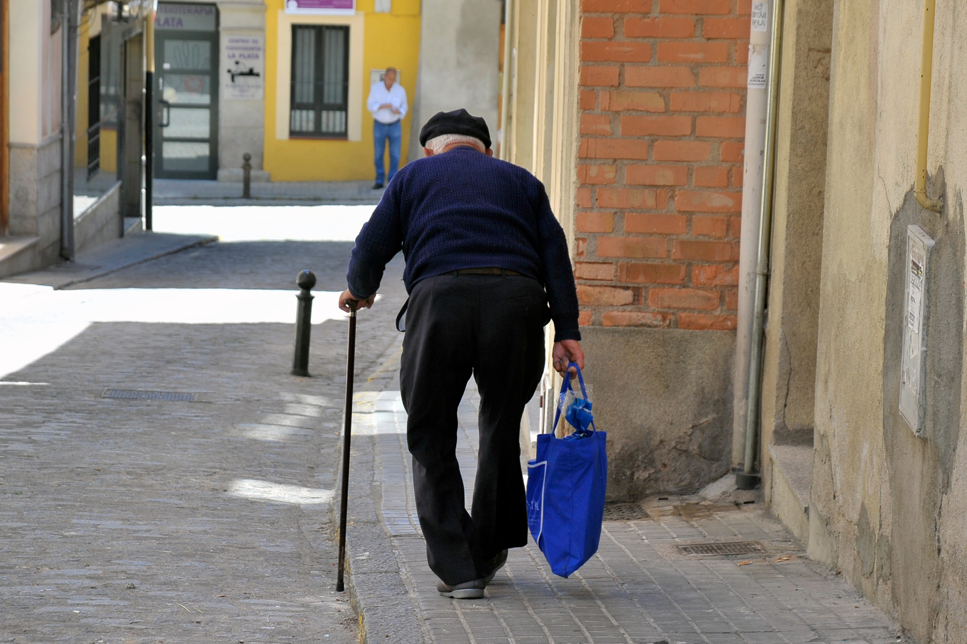 Una persona camina por la calle. / KAMARERO
