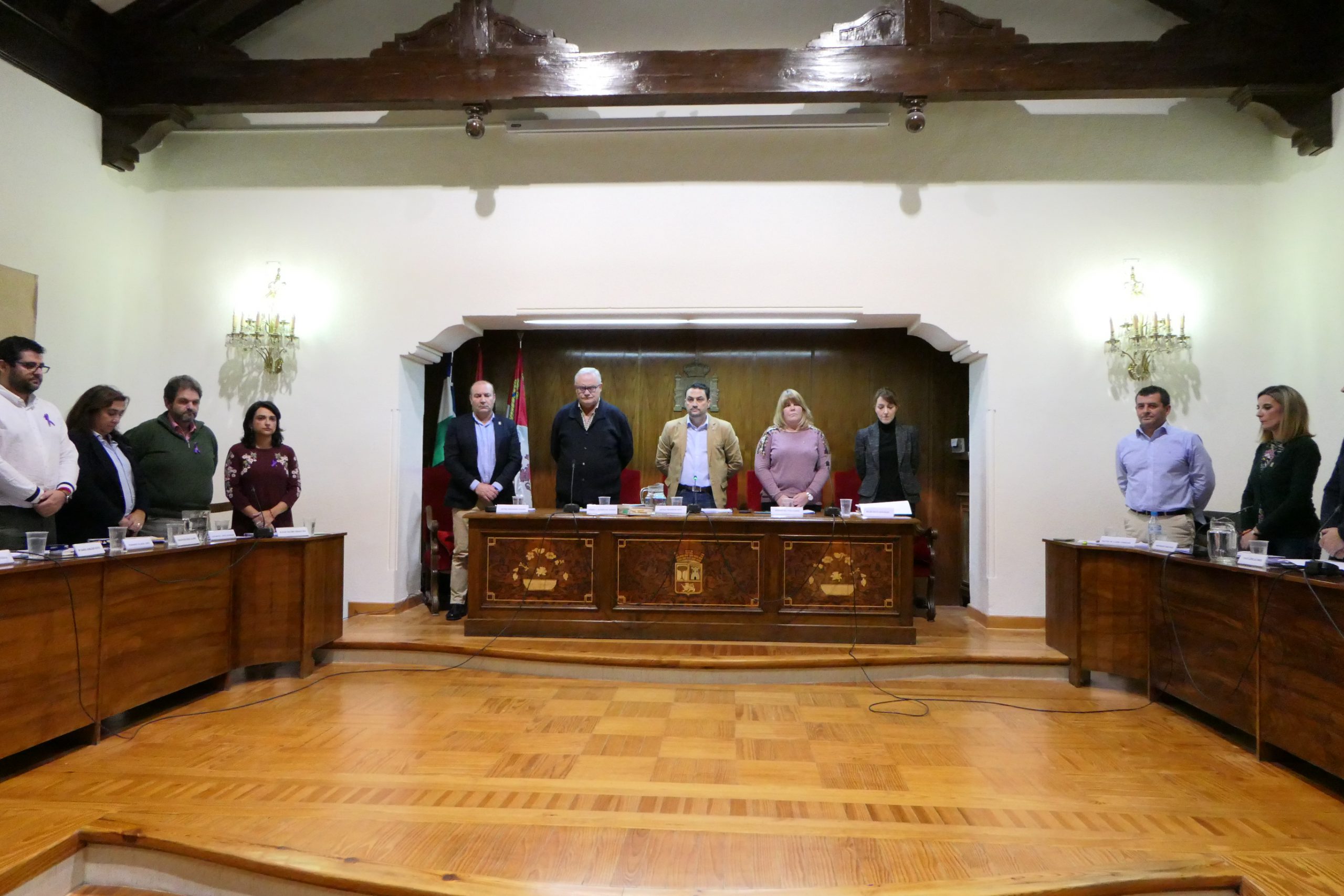 Minuto de silencio durante un pleno en el Ayuntamiento de El Espinar. /E. A.