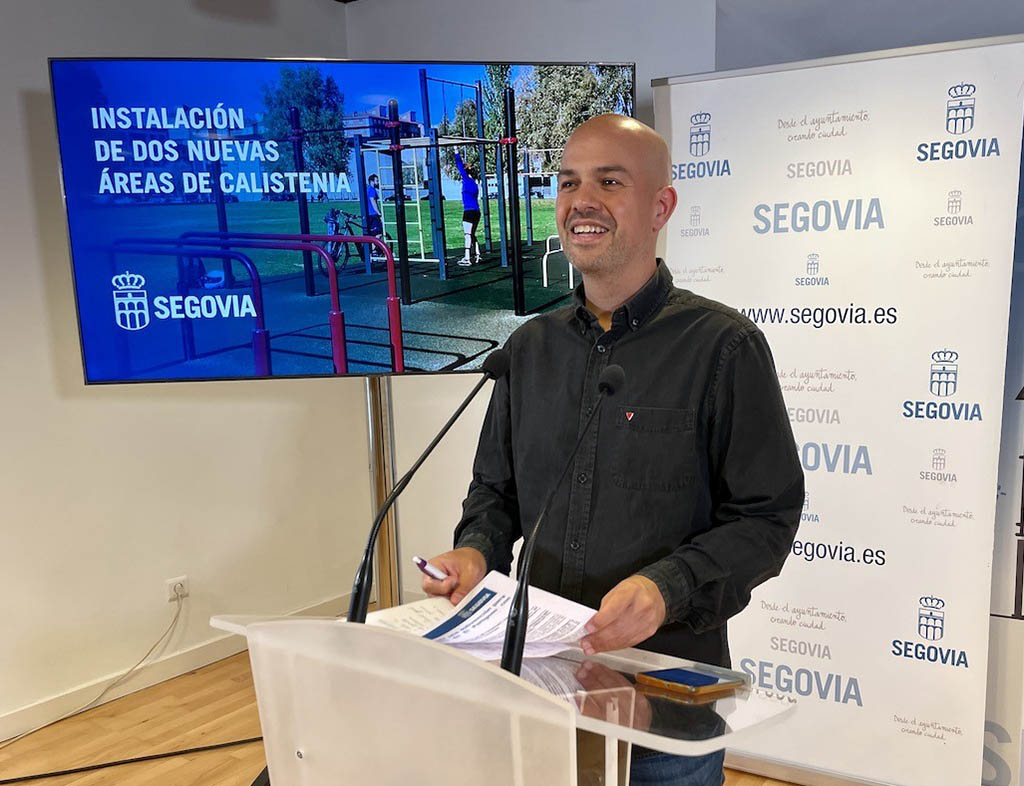 El concejal Ángel Galindo presenta las nuevas áreas de calistenia. / EL ADELANTADO