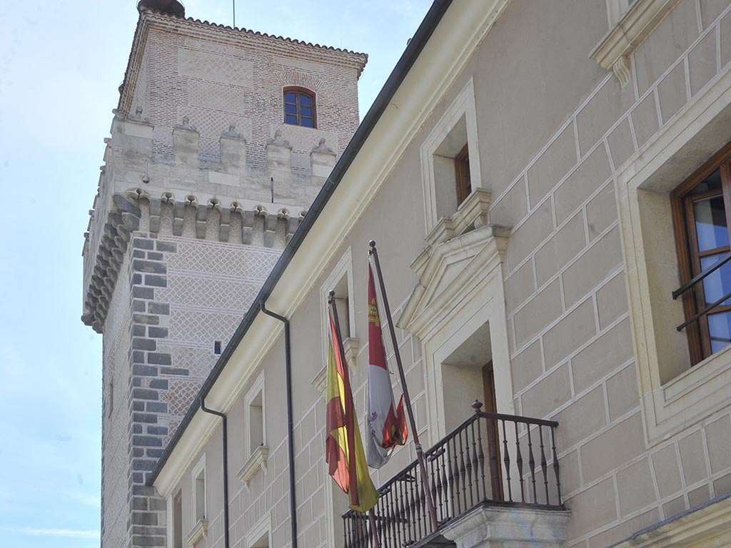 Torre y fachada del Palacio de Arias Dávila, sede de la Agencia Tributaria. / KAMARERO