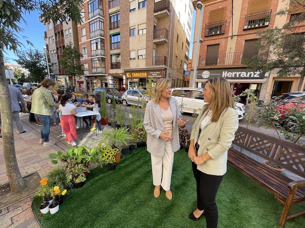 La concejala de Seguridad, Raquel de Frutos, y la concejala de Educación, Ana Peñalosa, han visitan el jardín instalado en José Zorrilla en el marco de la iniciativa internacional Park(ing) Day. / EL ADELANTADO