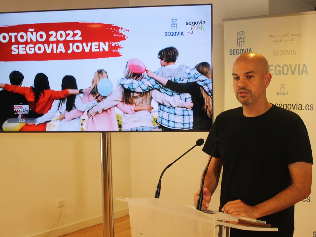 El concejal Ángel Galindo presenta la programación de 'Segovia Joven' para el último trimestre. / EL ADELANTADO