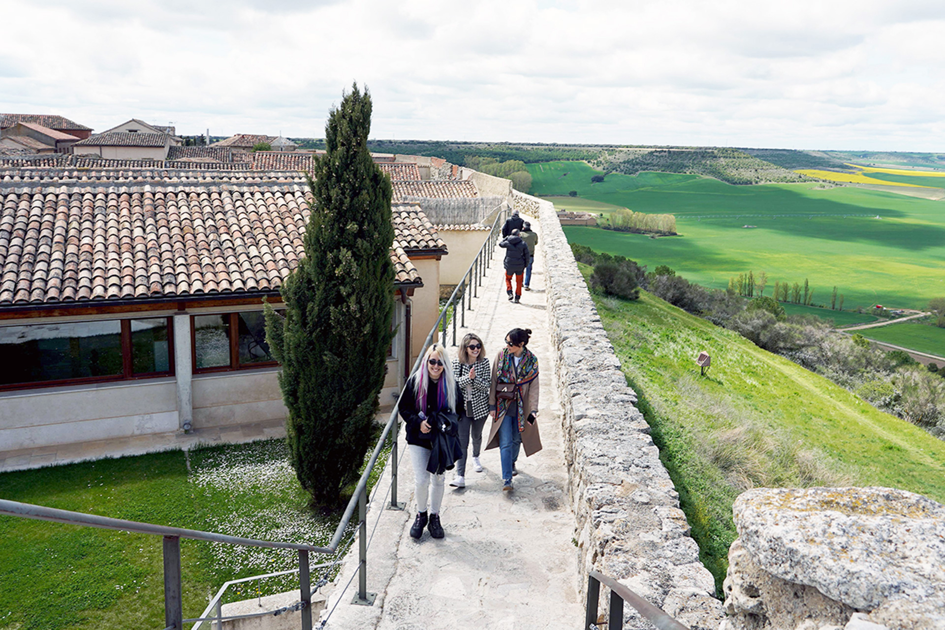 Turistas en la muralla de Uruena