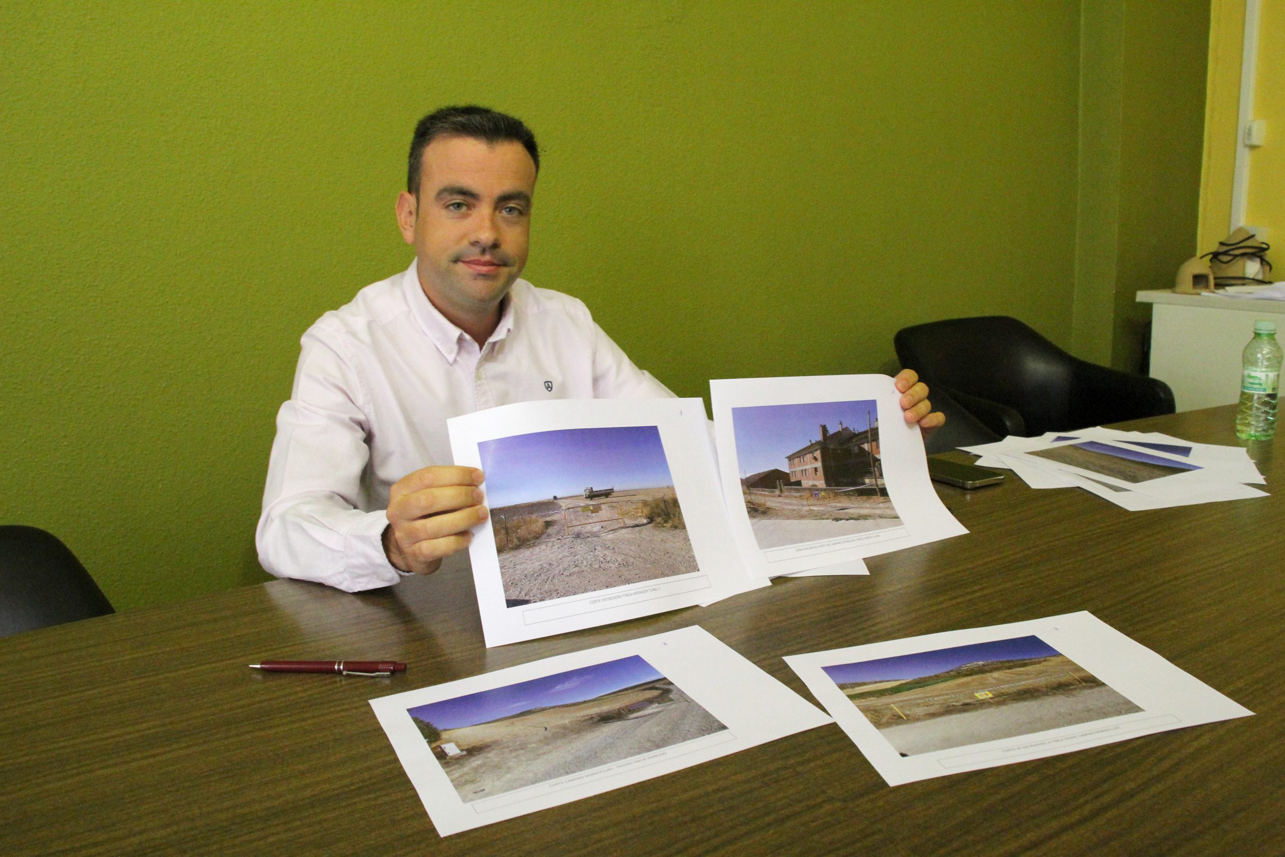 El alcalde presena las limitaciones en los caminos.