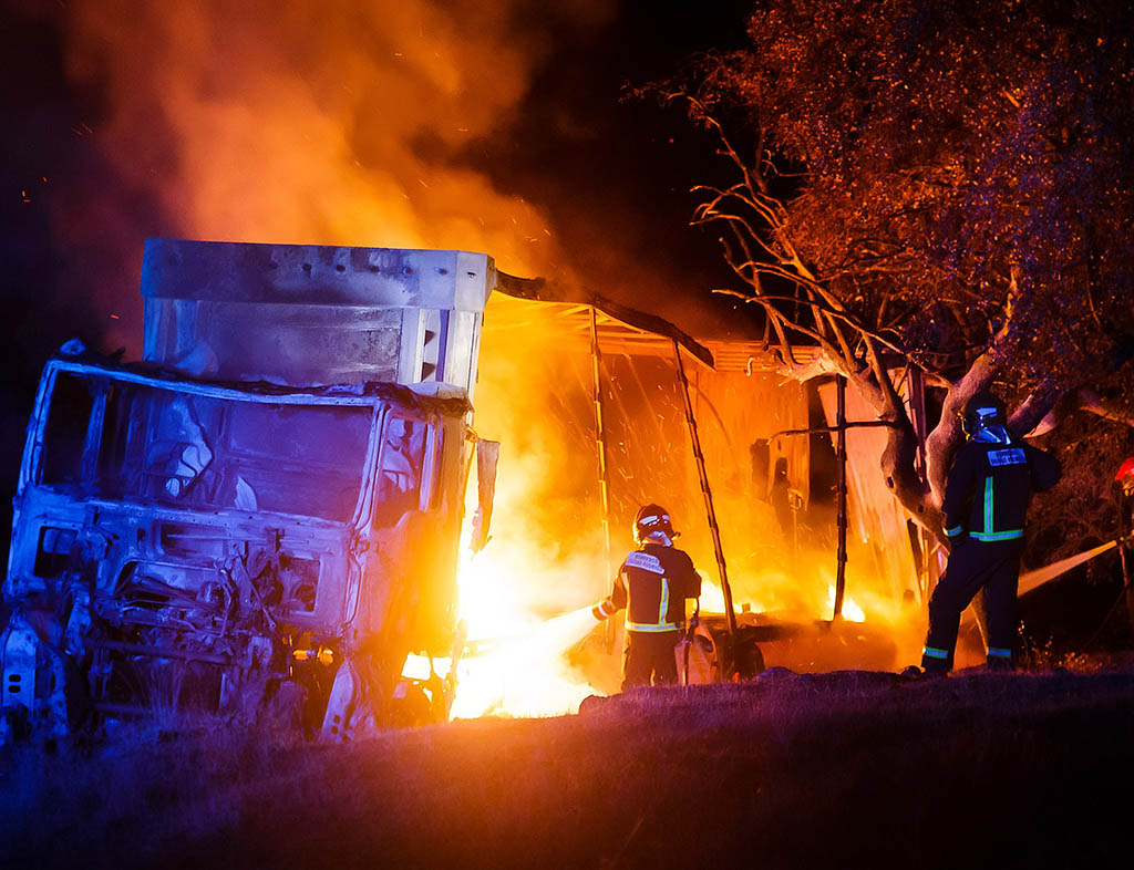 Arde un camión cargado de tapones de corcho a la altura de Pedro Toro 1 Arde un camión cargado de tapones de corcho, junto a la SA-220 a la altura de Pedro Toro. / ICAL - VICENTE