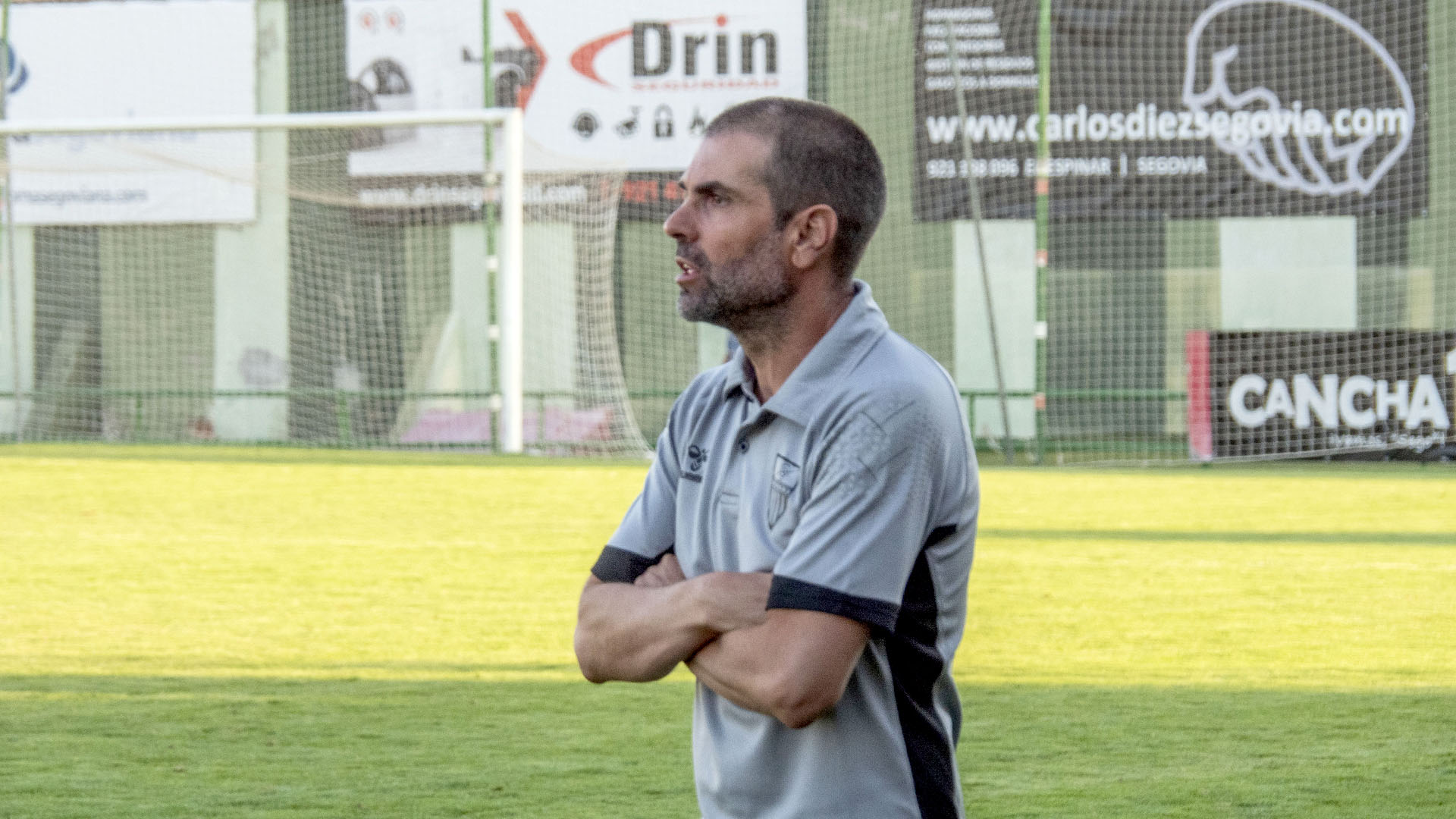 Ramsés observa una acción de un encuentro amistoso de la Segoviana en La Albuera./ NEREA LLORENTE