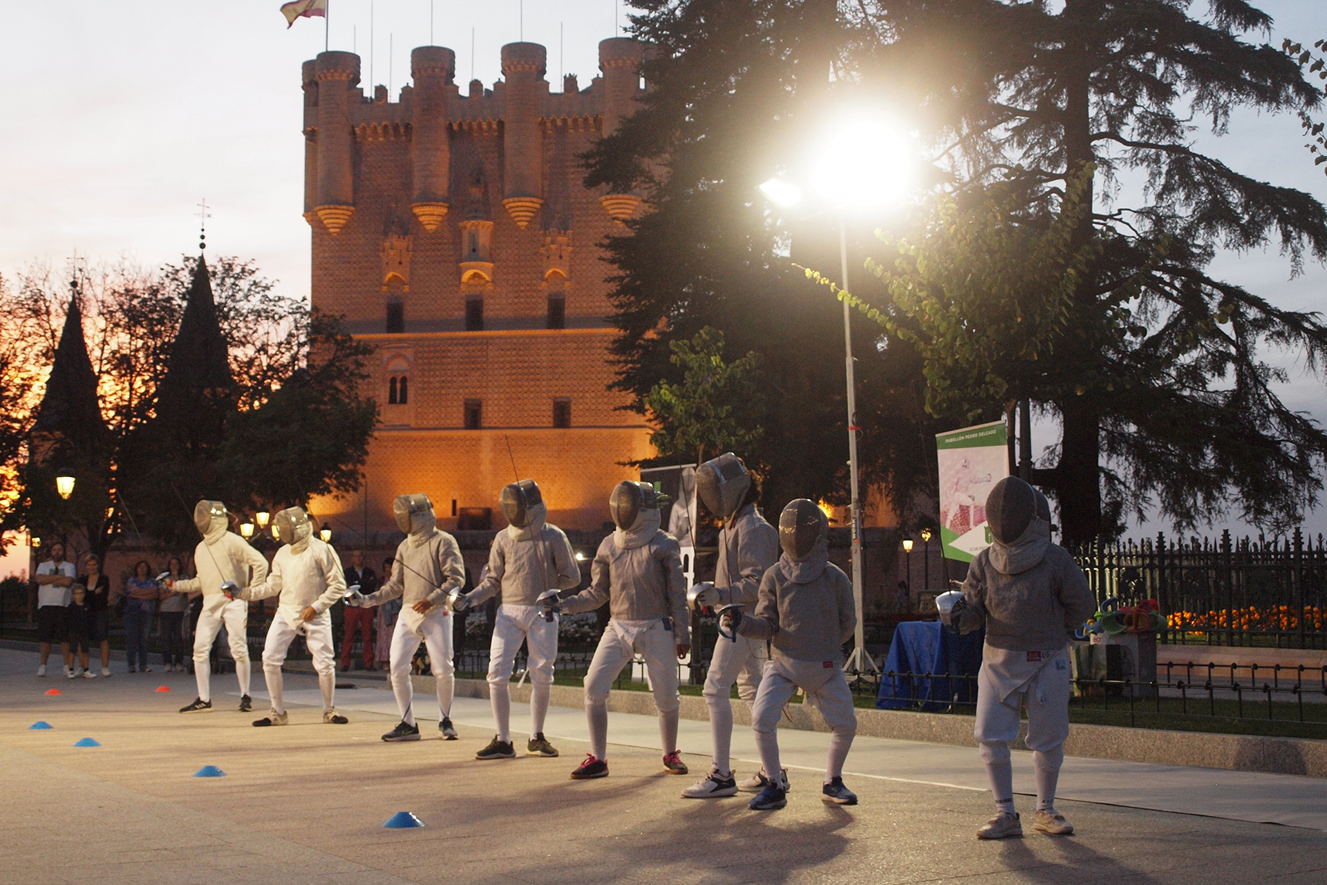 La plazuela acogió una exhibición de esgrima. /ISABEL ORIA