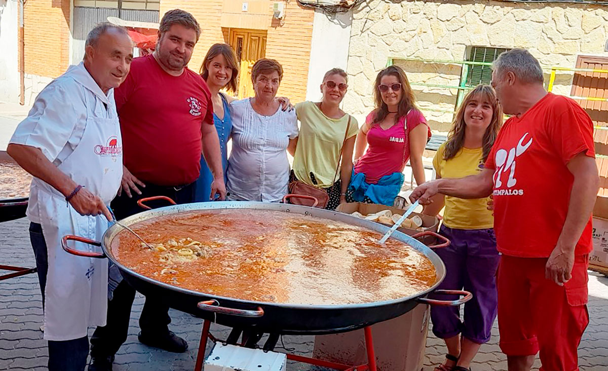El pueblo se entregó a los actos del último día de las fiestas de Cantimpalos. / L.M.