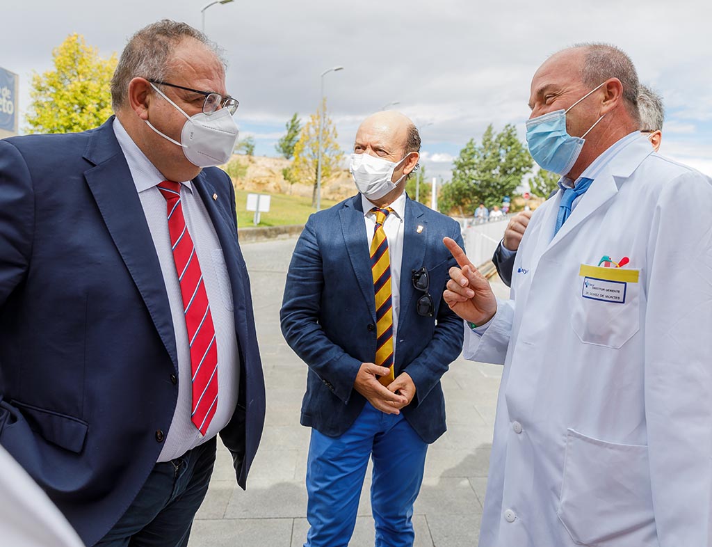 El consejero de Sanidad, Alejandro Vázquez Ramos, asiste a la presentación del gerente de Asistencia Sanitaria de Segovia, Luis Gómez. / NACHO VALVERDE - ICAL
