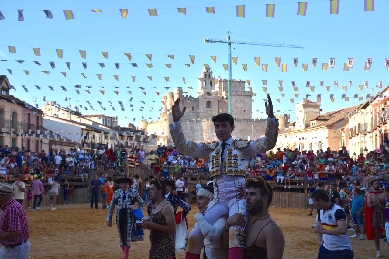 Roberto Martín 'Jarocho' sale en hombros de la plaza de toros de Turégano. / A.M.