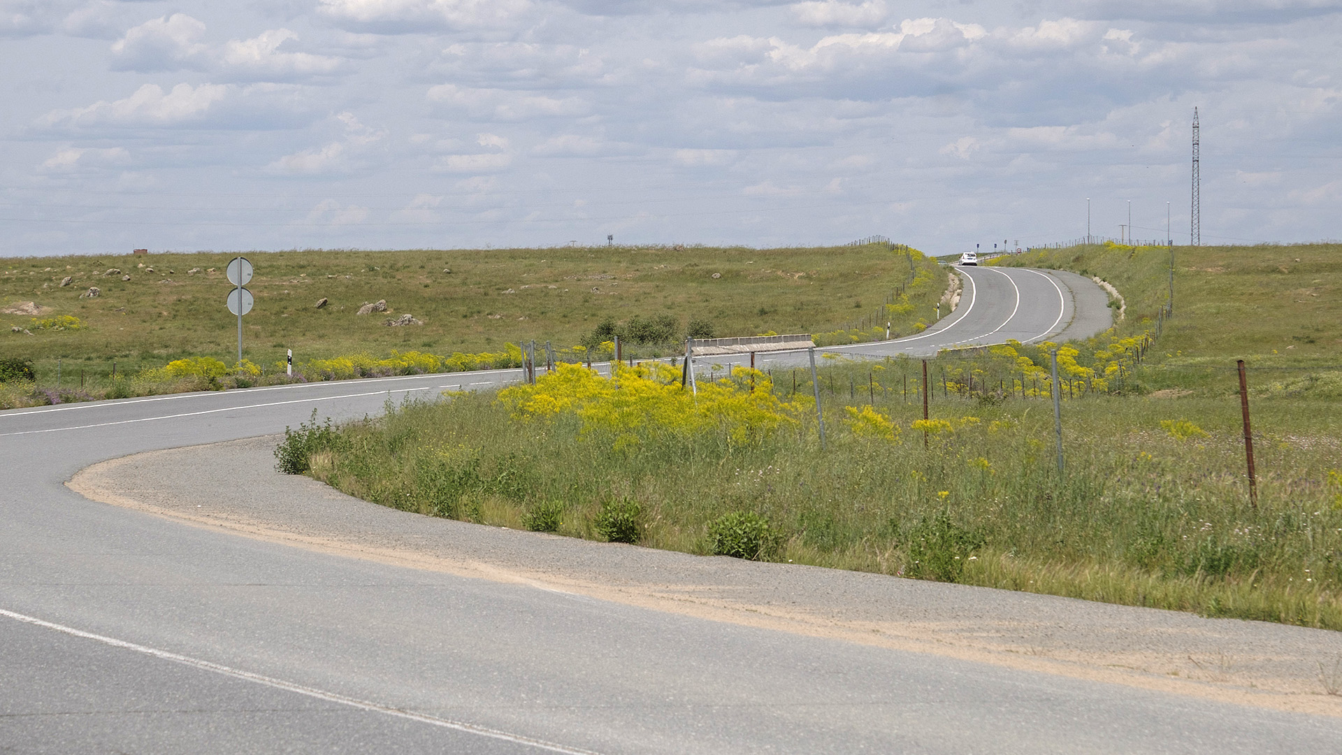 El actual vial de acceso a la estación es la única opción de entrada y salida al recinto./ KAMARERO
