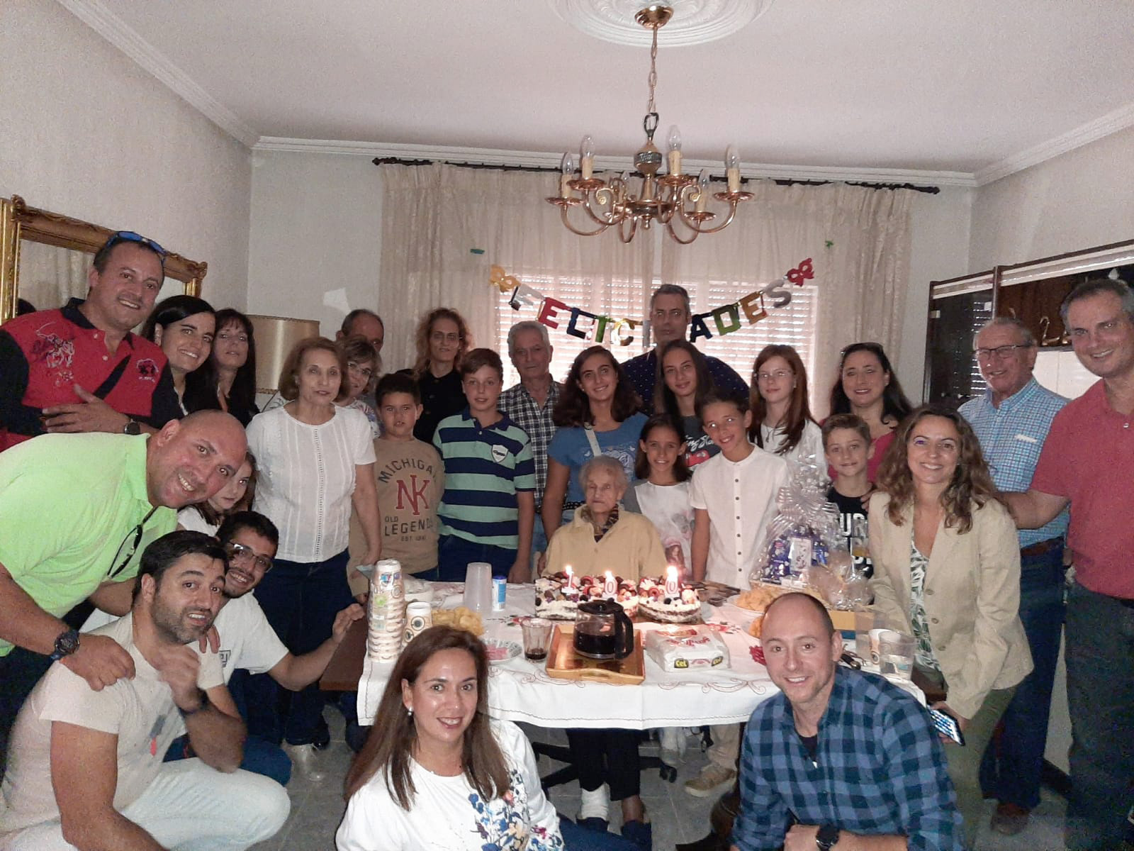 Angelines rodeada de su familia en su cumpleaños.