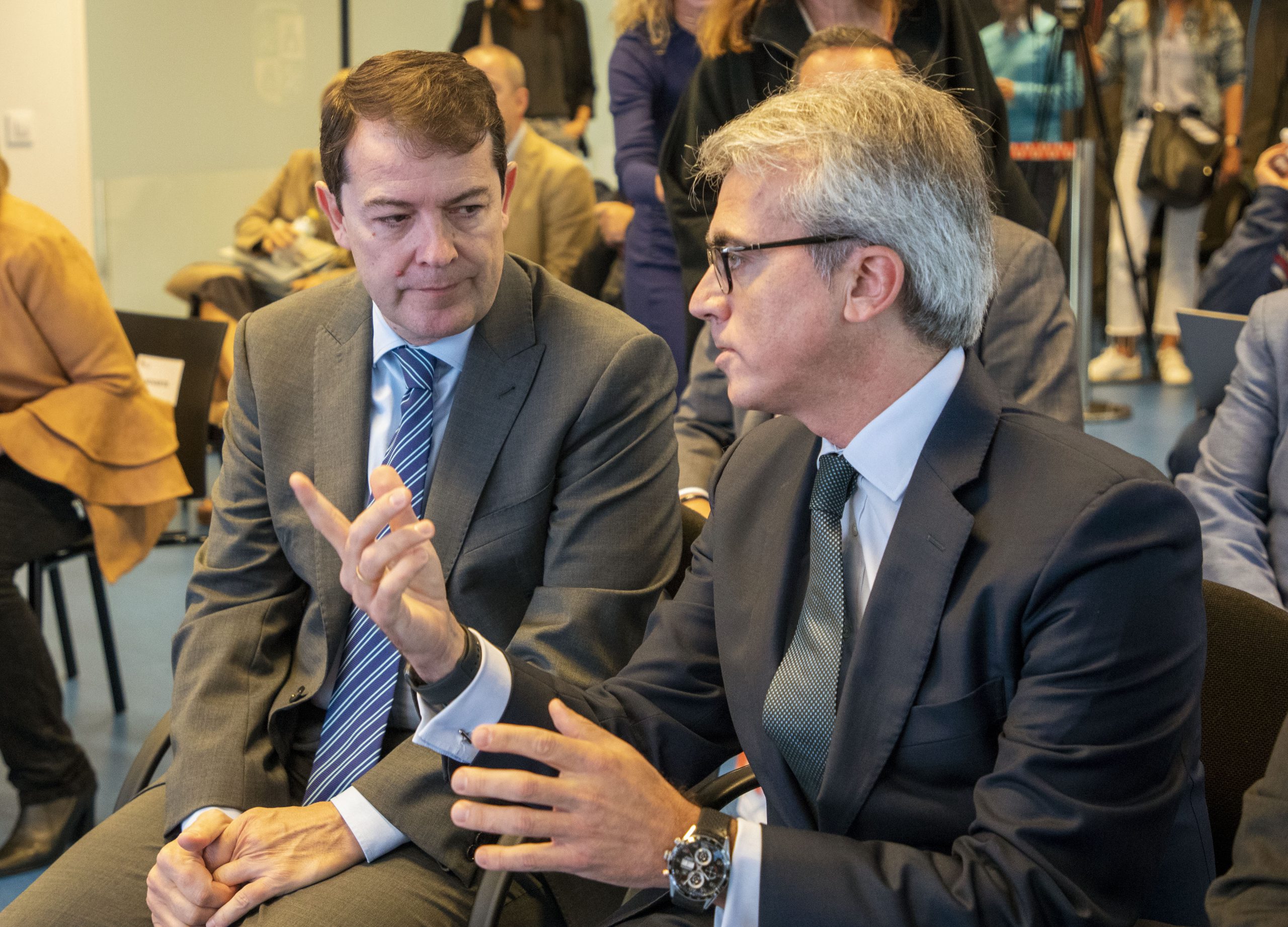 Alfonso Fernández Mañueco con Jesús Ponce, el presidente de Novartis en España / Susana Martín