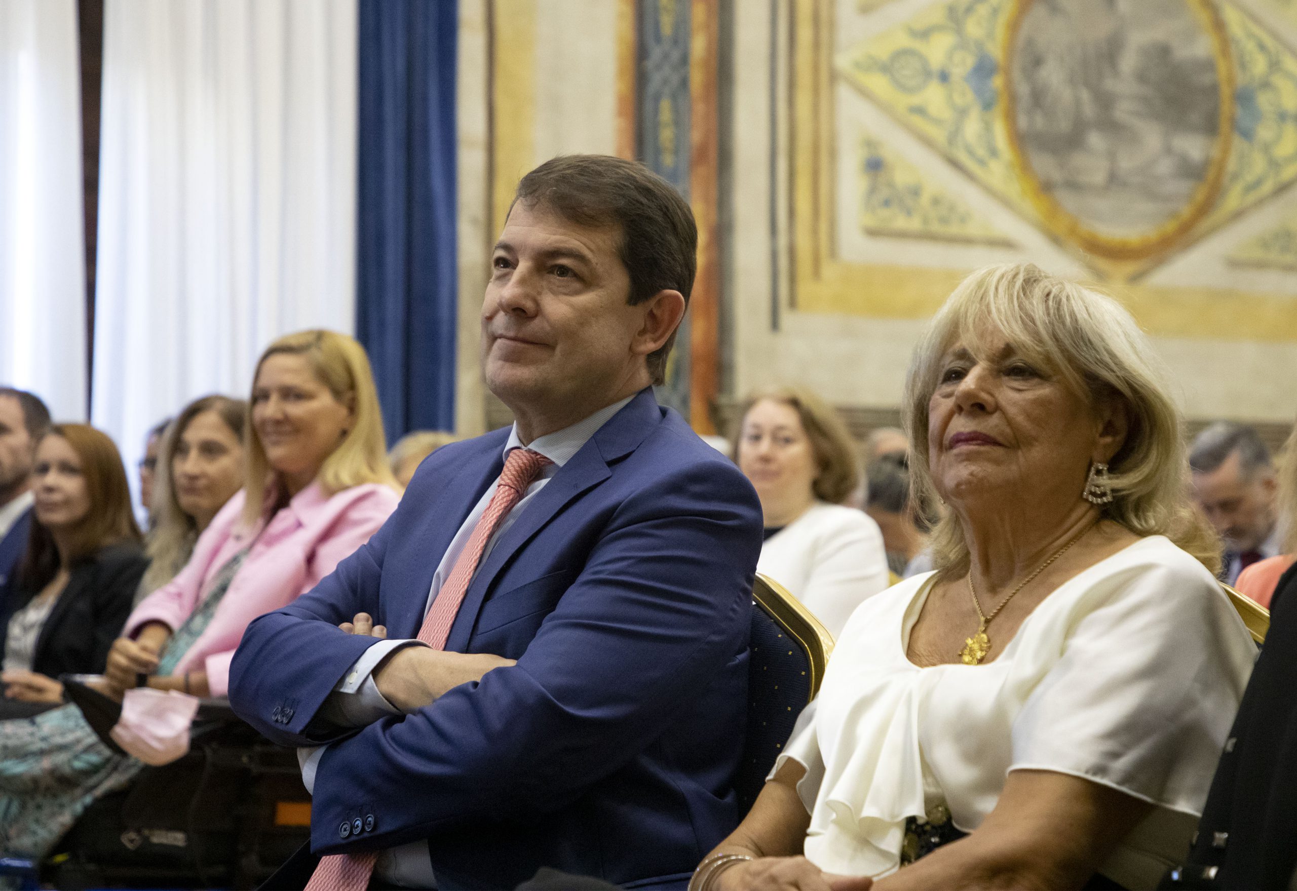 El Presidente de La Junta asiste al 50 aniversario de la Asociación de Amas de Casa de Salamanca. / Susana Martín