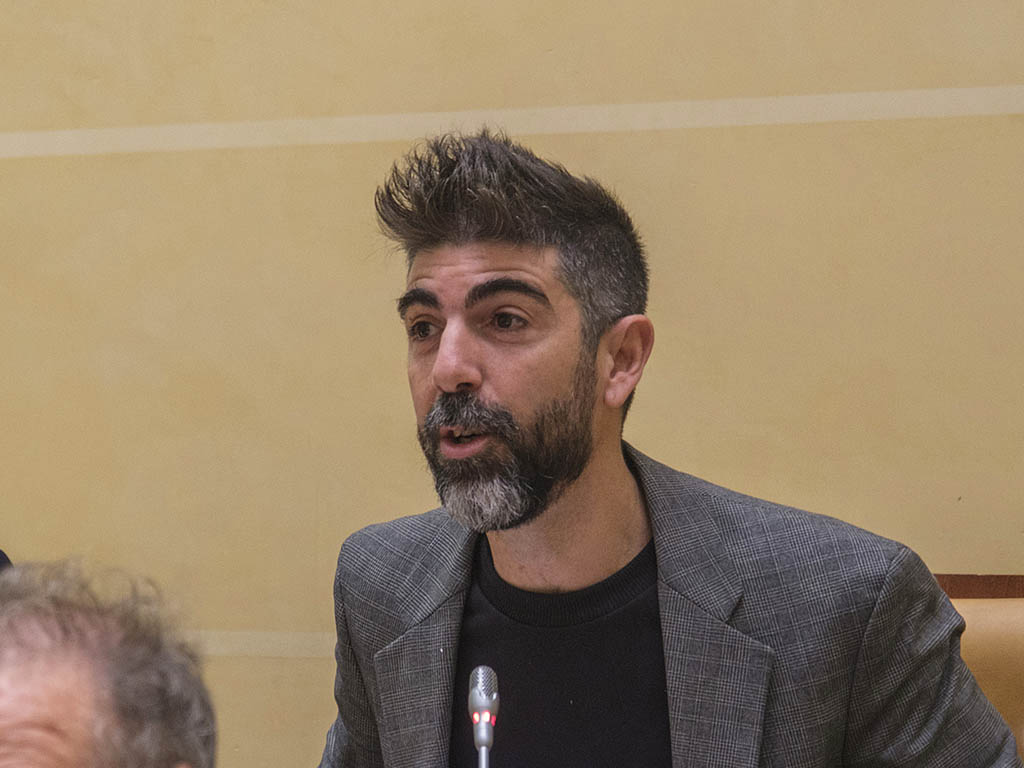 El portavoz de Podemos, Guillermo San Juan, en el Pleno del Ayuntamiento.