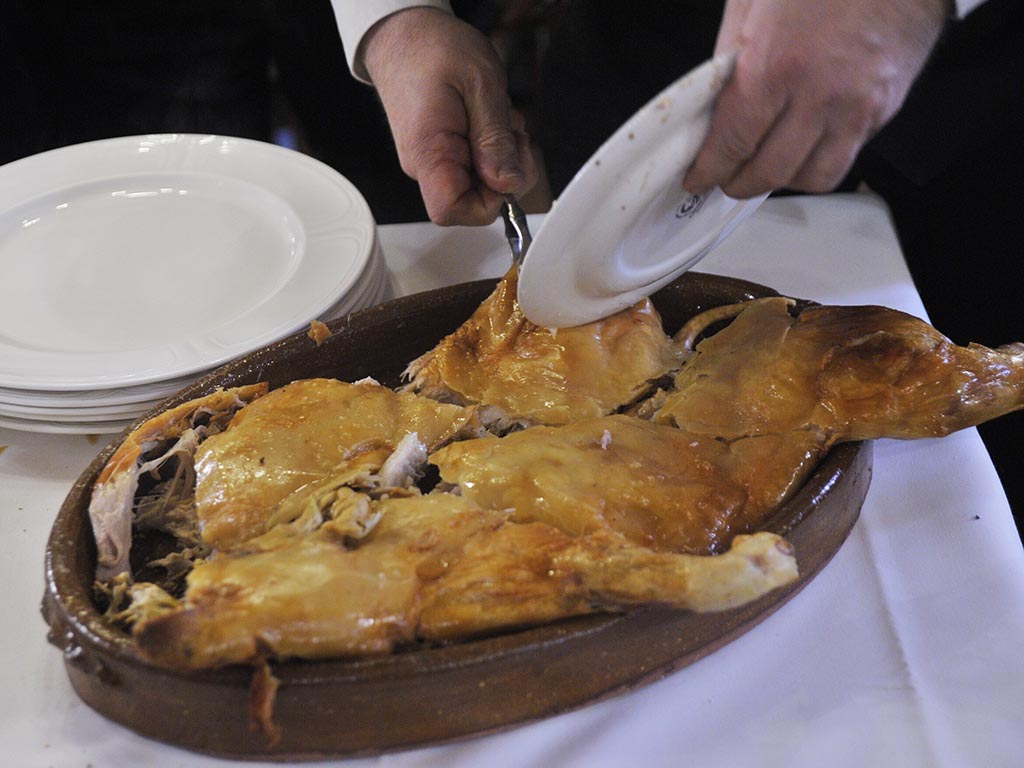 Cochinillo asado, / KAMARERO