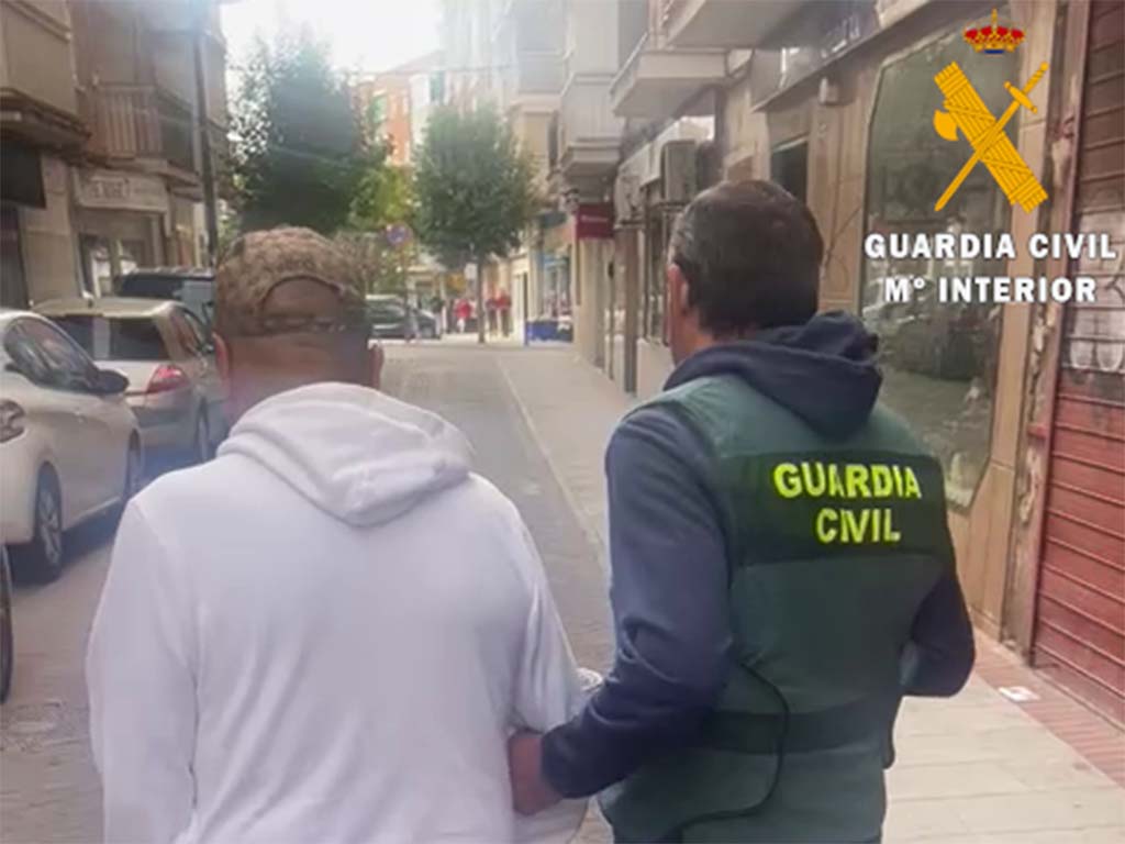 La Guardia Civil detiene a un hombre. / GUARDIA CIVIL