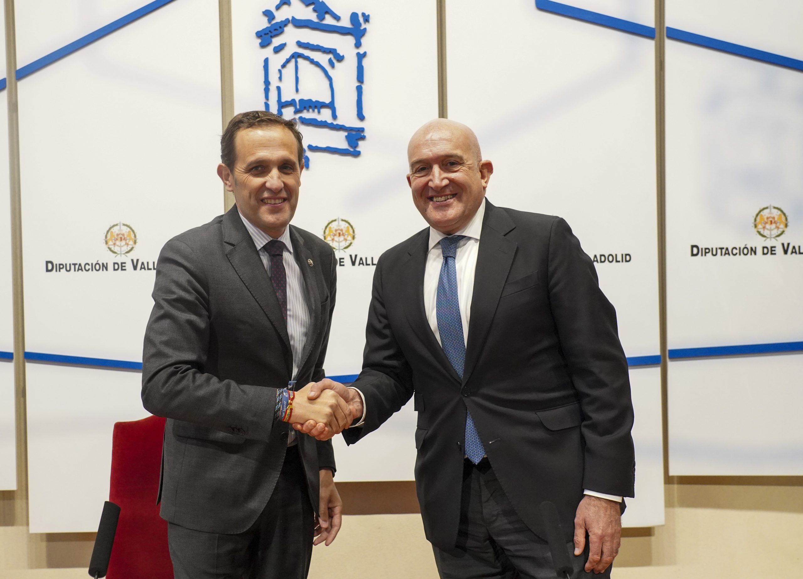 Jesús Julio Carnero firma el acuerdo de colaboración con la Diputación de Valladolid.