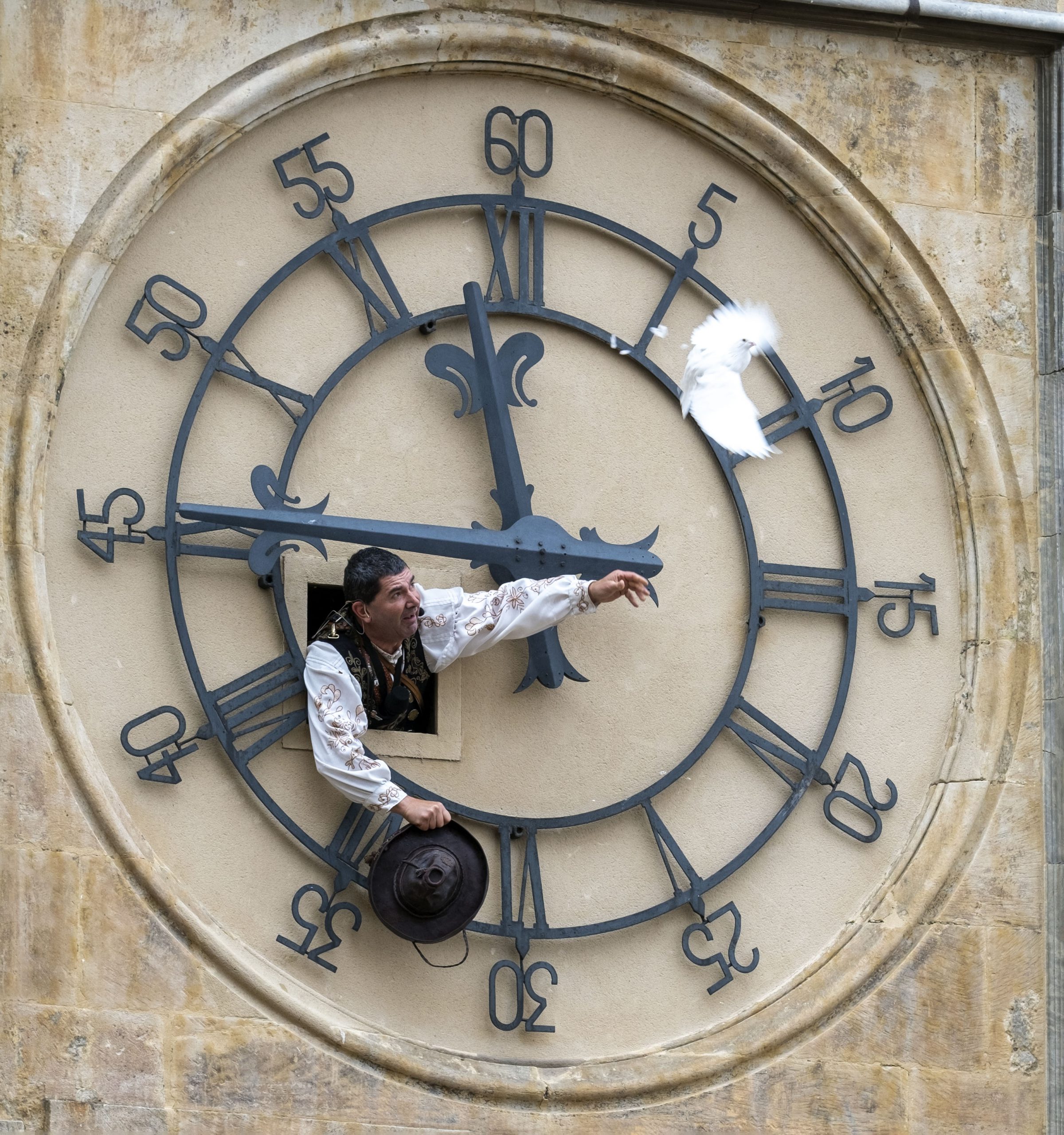 “El Mariquelo” soltando una paloma blanca, antes de su oración. / David Arranz