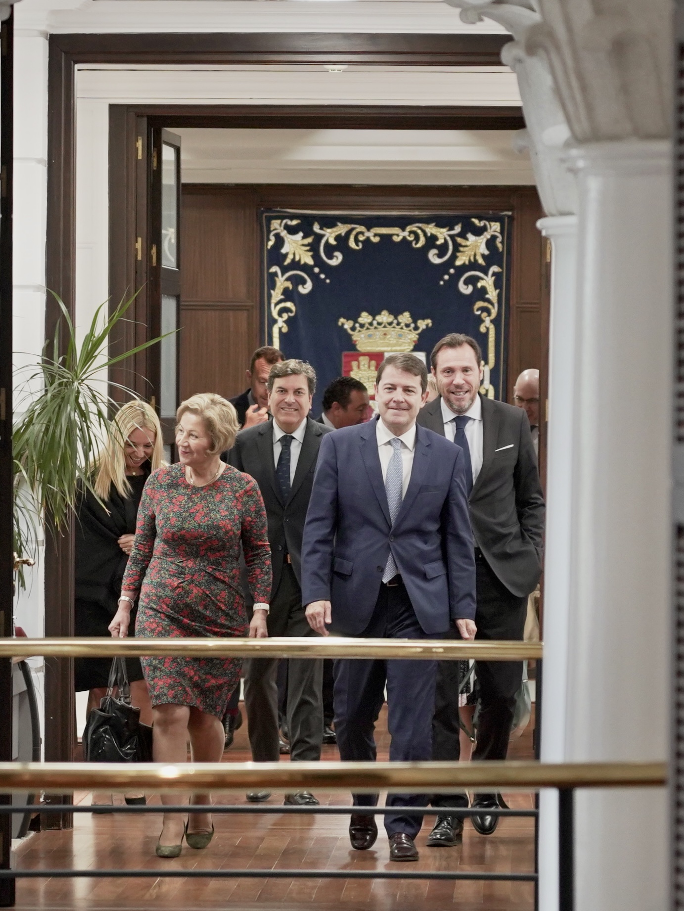 Fernández Mañueco, ayer, con Tara Lindstedt, de InoBat. / Eduardo Margareto