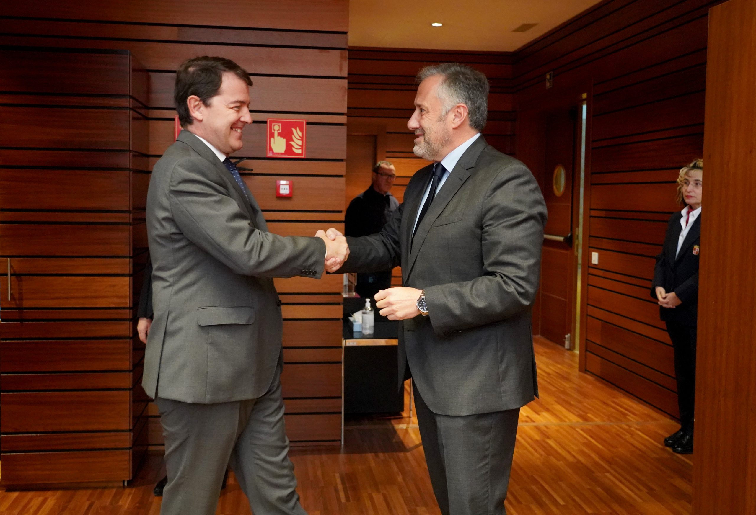 Fernández Mañueco saluda al Presidente de Las Cortes. / Leticia Pérez