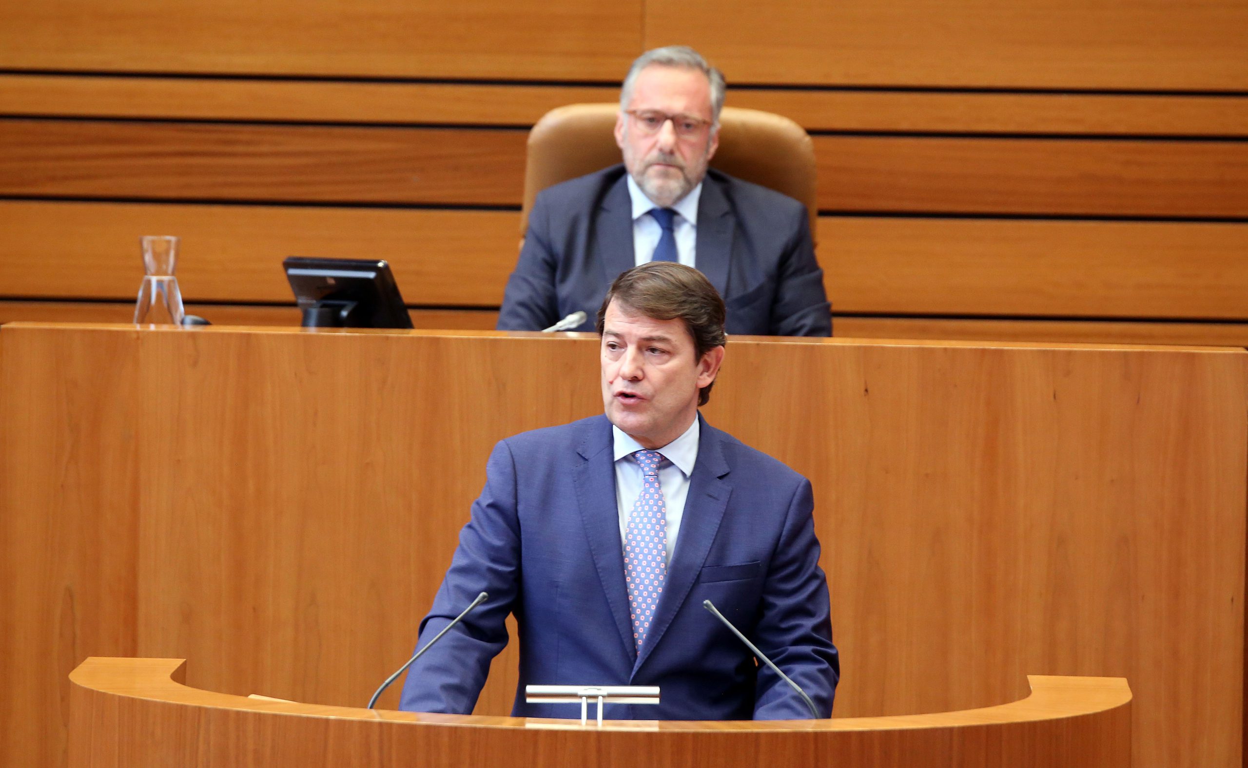 Mañueco anuncia el Plan 42 de prevención de incendios para 2023 1 El presidente Alfonso Fernández Mañueco ante Las Cortes.