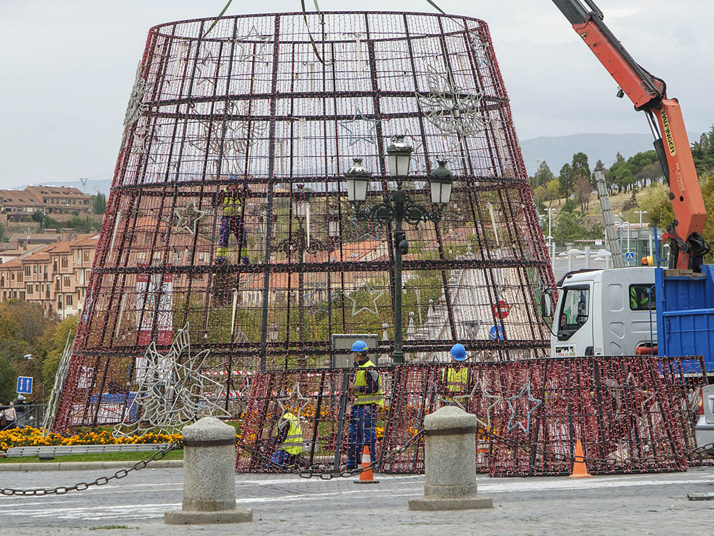 Instalación de luces y adornos navideños en Segovia. / KAMARERO
