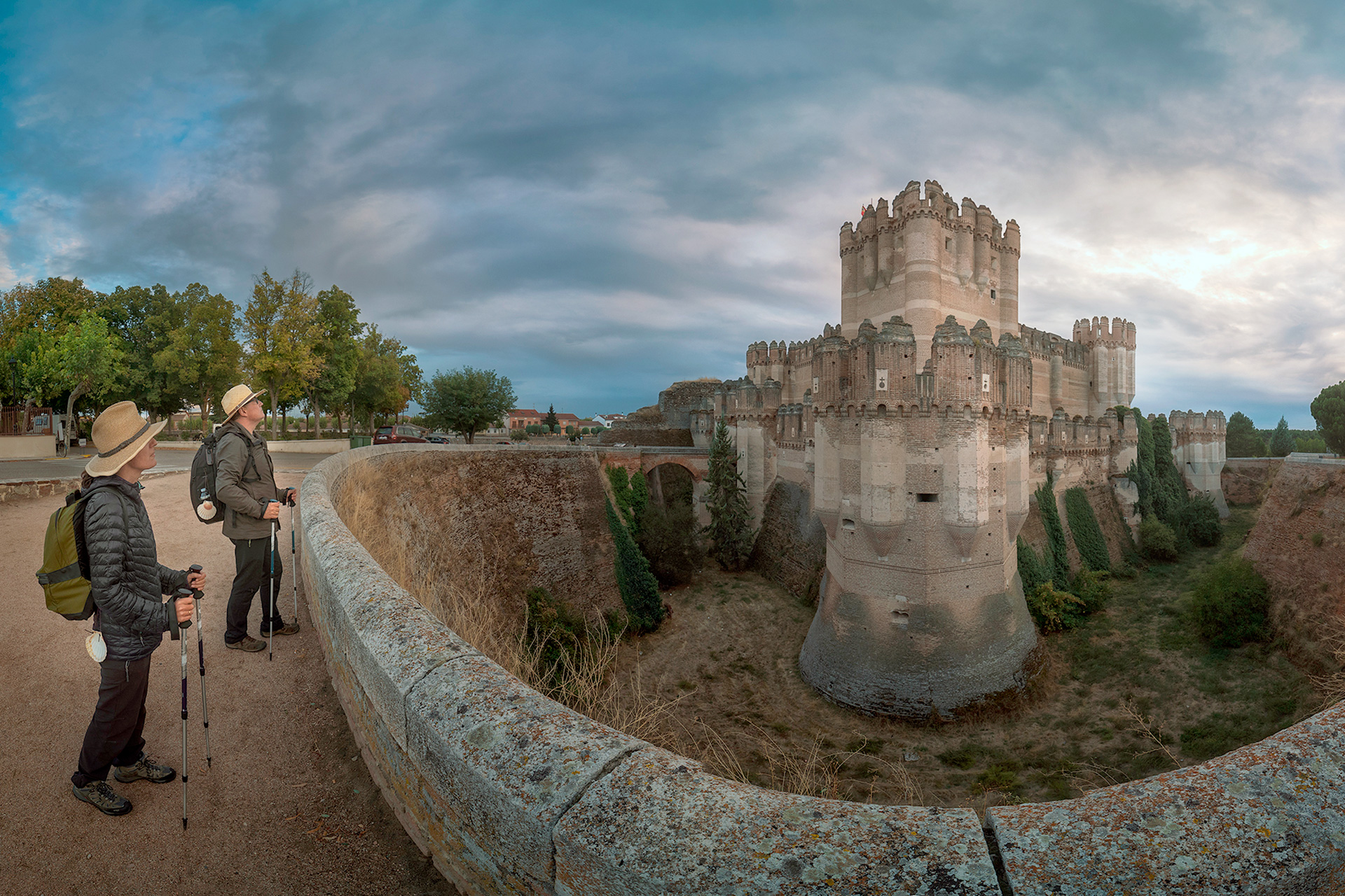 Dos peregrinos ante el Castillo de Coca, primer premio de uno de los certámenes de fotografía sobre el Camino. / E.A.