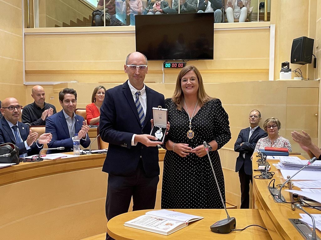 Toma de posesión de Ángel Berbel, junto a la alcaldesa de Segovia, Clara Martín.